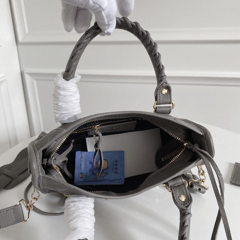 Zivas Charm Chic Craftsmanship Statement Handbag (Signature Shape & Finish) – Close-Up Detail