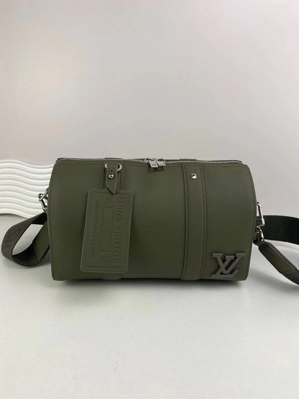 Side profile of premium everyday-luxe women's handbag – women's designer-style accessory