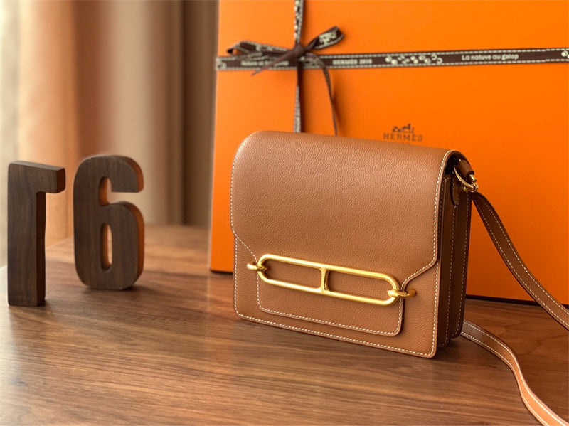  satchel close-up of hardware and finish