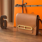  satchel close-up of hardware and finish