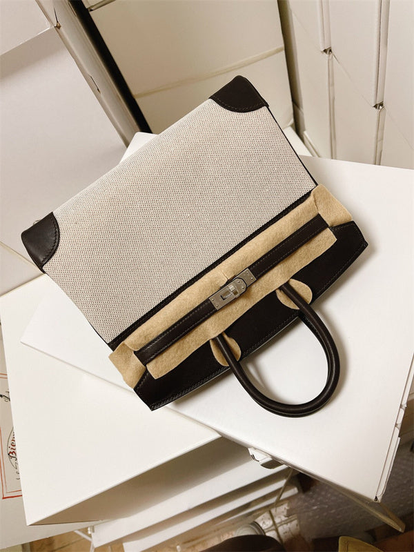  everyday carryall bag styled with outfit
