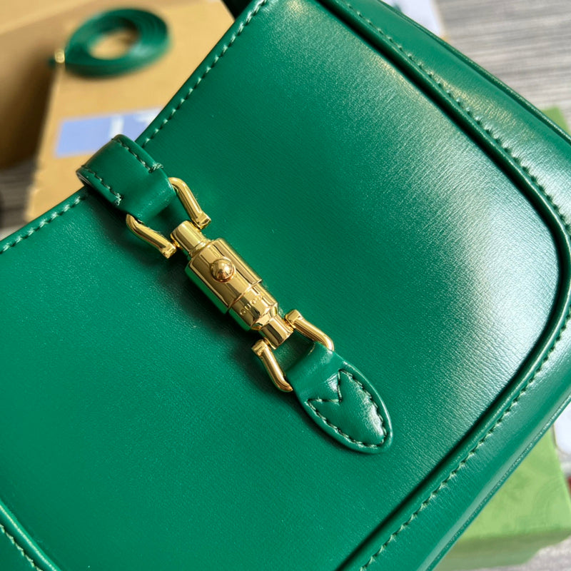 Handle and strap detail of statement everyday-luxe women's handbag – women's premium purse