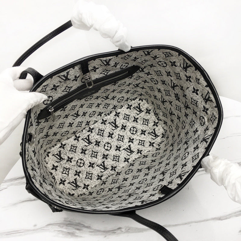 Front view of everyday-luxe premium women's handbag – women's luxury accessory