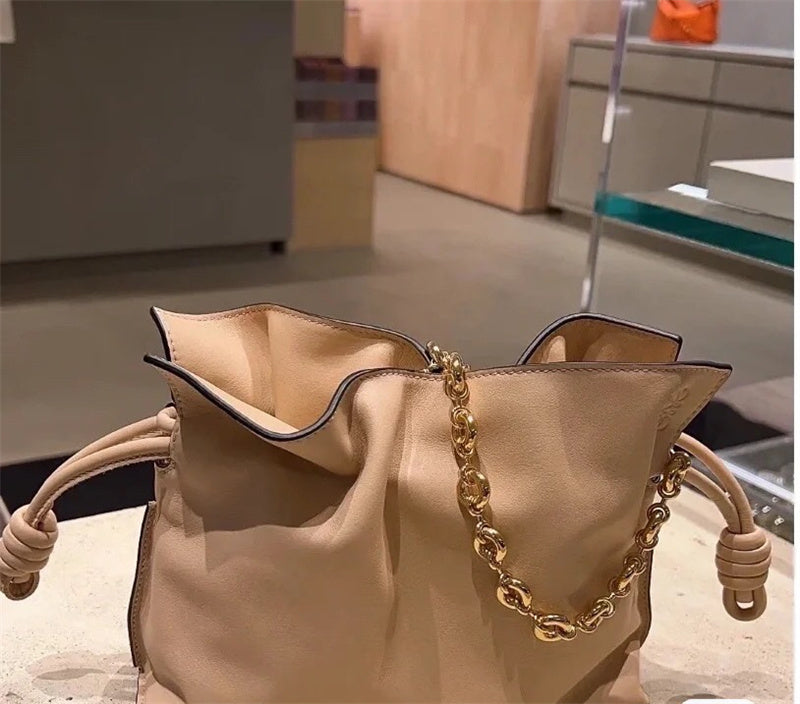 Ziva's Charm handbag – detail view (68cm*1.5cm*0.4cm)