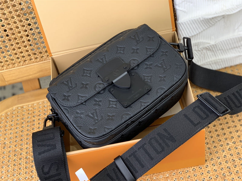  signature everyday bag detail view showing craftsmanship 26