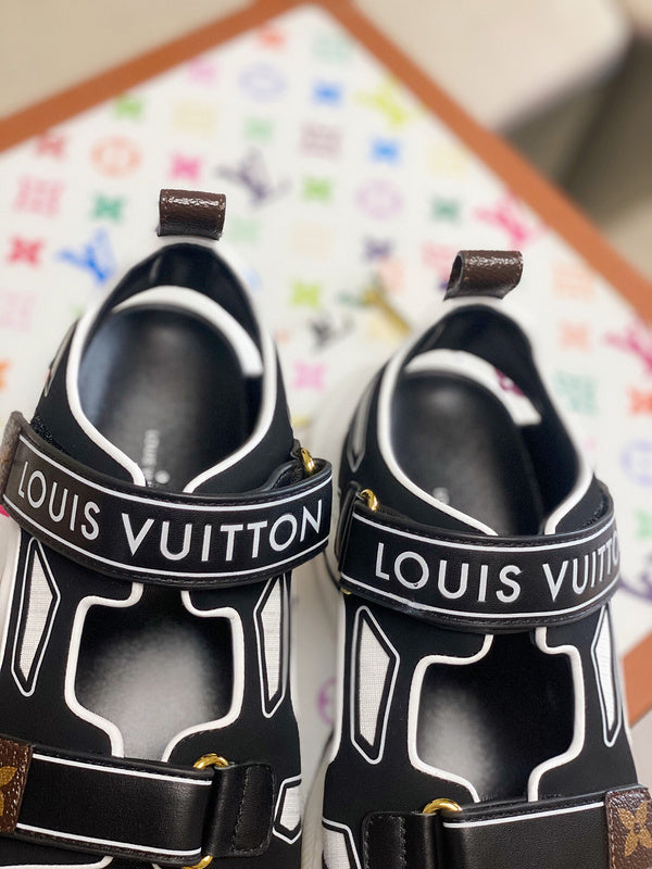 Full silhouette view of Louis Vuitton luxury piece style No.118