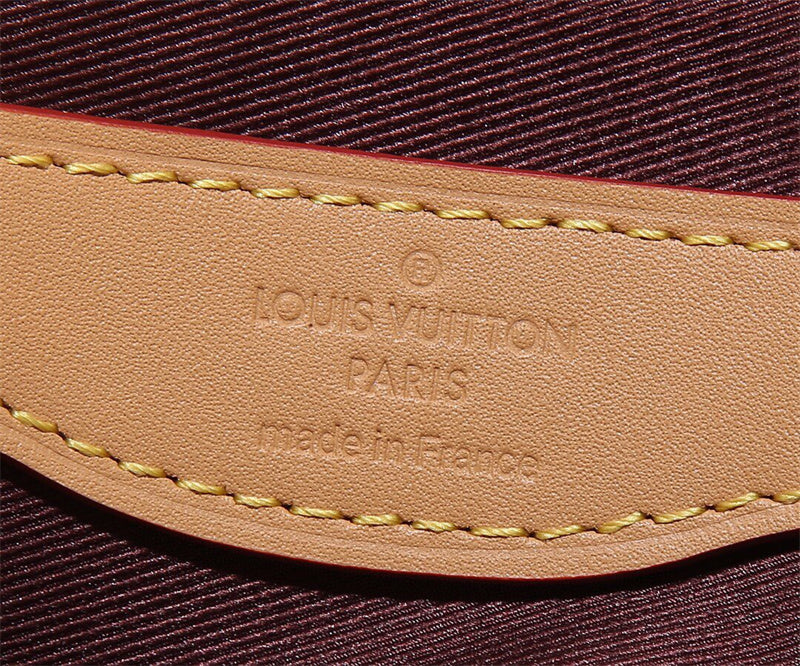  Polished shoulder bag carried on shoulder 10