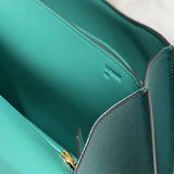 Streamlined handbag styled for everyday wear