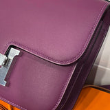 Fluid handbag styled for everyday wear
