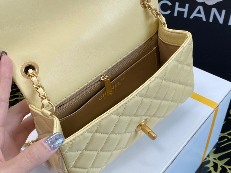Zivas Charm Contemporary Flair Designer Handbag (Timeless Wardrobe Addition) – Close-Up Detail