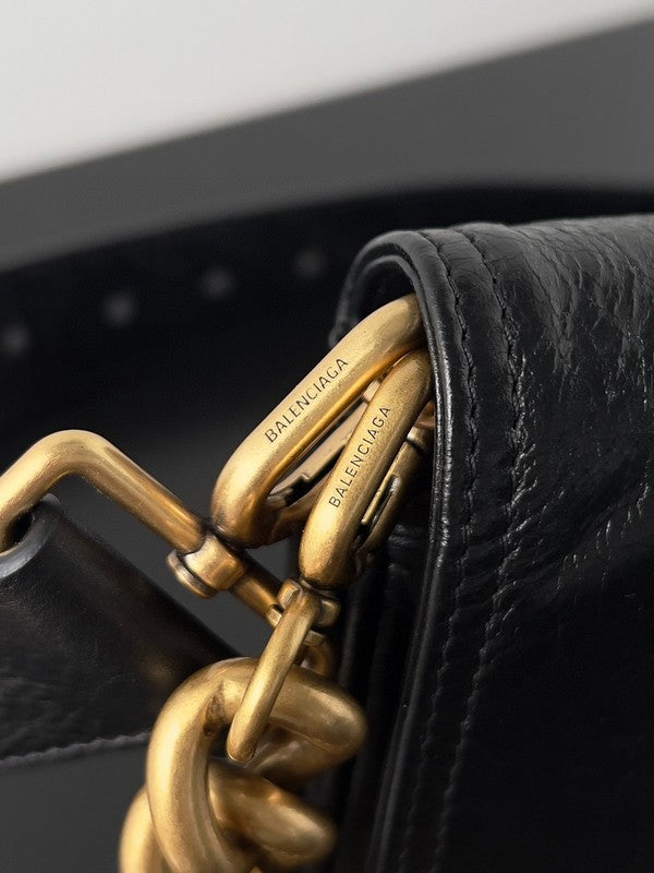 Zivas Charm Sleek Silhouette Statement Handbag (Versatile Style Statement) – Detail View