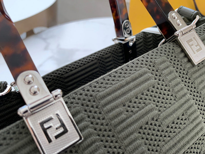 Ziva's Charm handbag – close-up view (Standard Size)