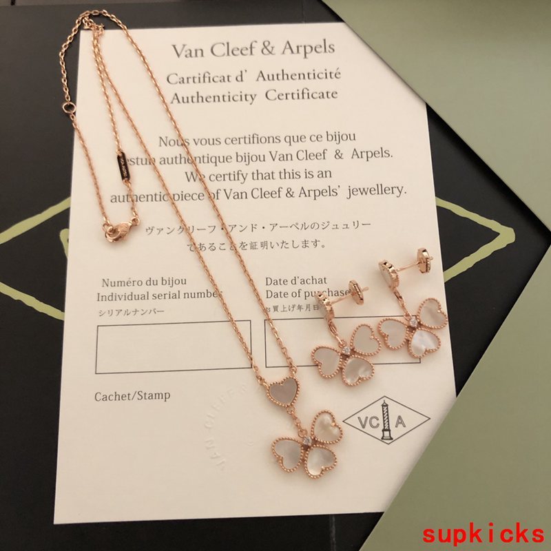 Full view of Van Cleef & Arpels unisex jewelry piece
