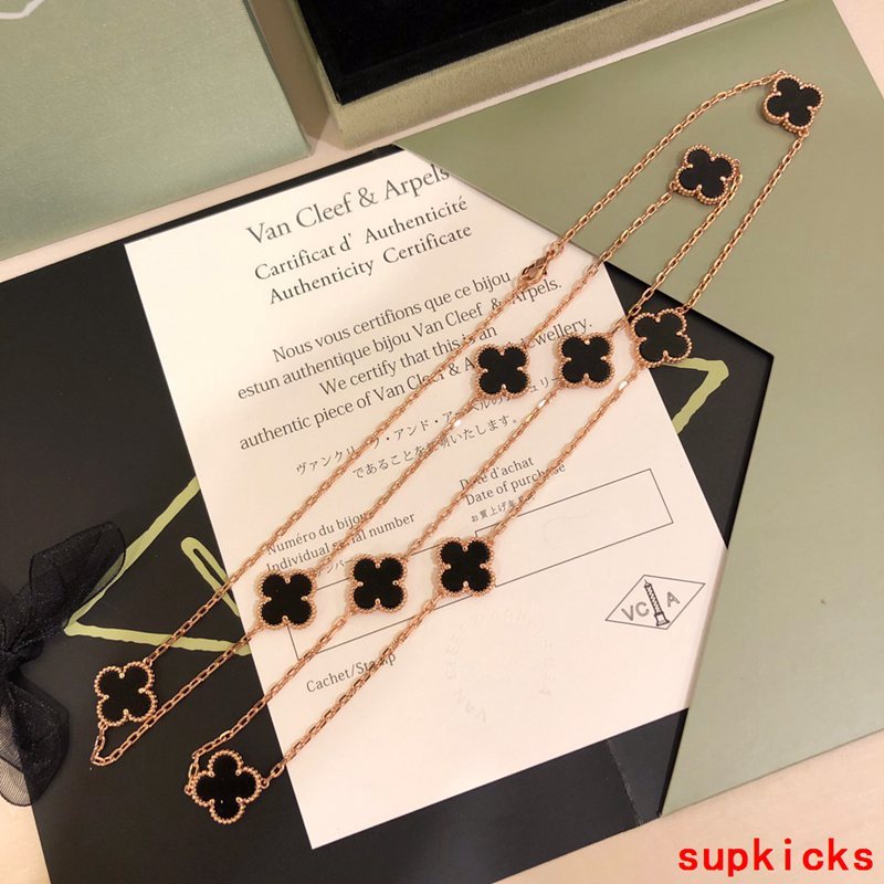 Angled view of Van Cleef & Arpels unisex jewelry piece