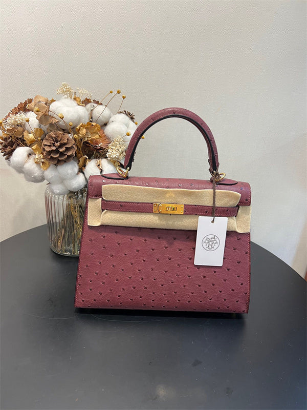  Refined shoulder bag front view