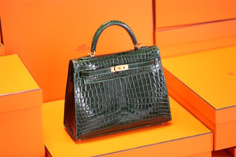  streamlined shopper bag styled with outfit 18