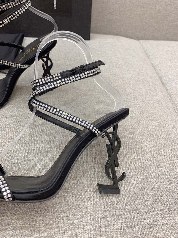 Styling view of Saint Laurent luxury piece style No.077