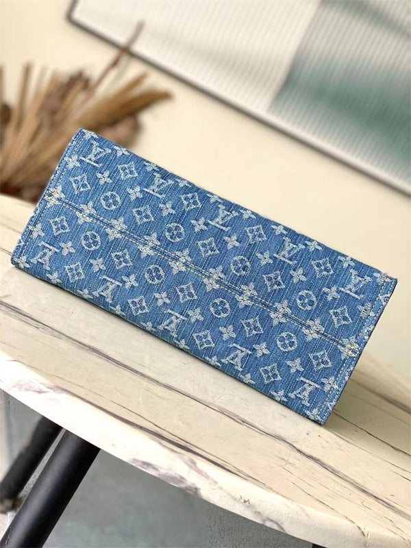  Sophisticated shopper bag carried on shoulder 10