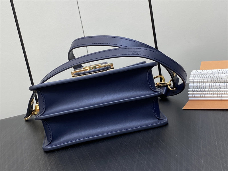  smart carryall bag styled with outfit