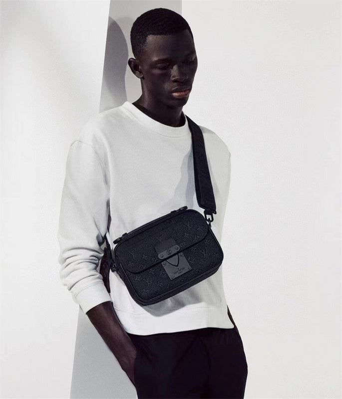  signature everyday bag detail view showing craftsmanship 14