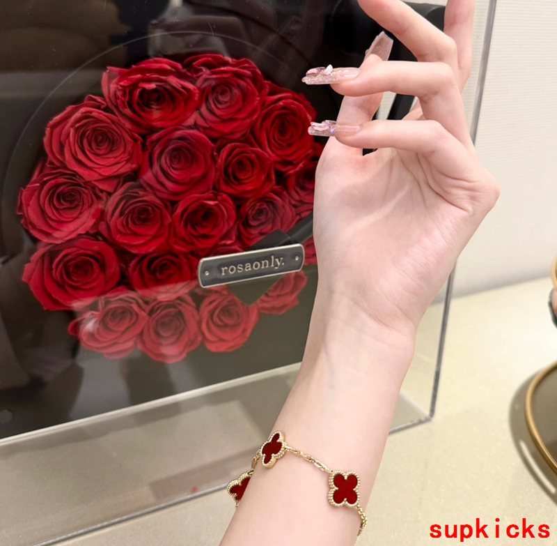 Angled view of Van Cleef & Arpels unisex jewelry piece