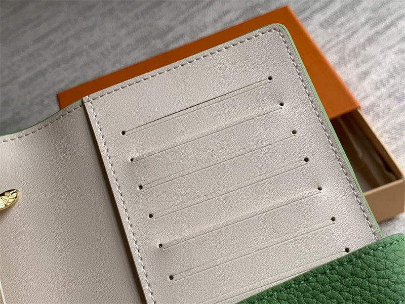  crossbody bag interior and compartment view