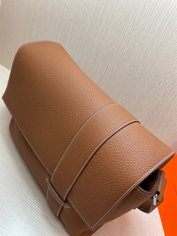  tailored structured bag styled with outfit