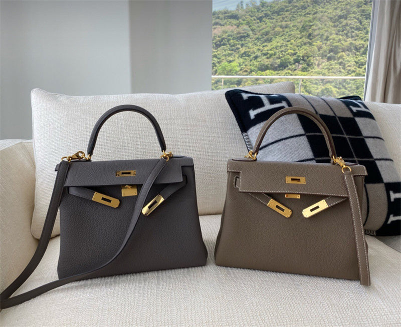  Polished shoulder bag carried on shoulder