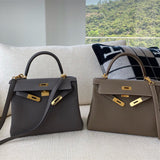  Polished shoulder bag carried on shoulder