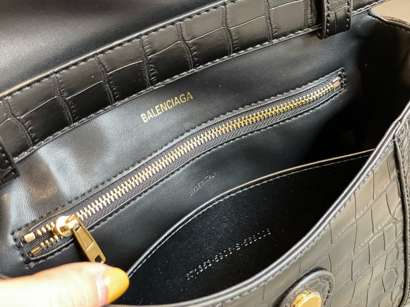 Ziva's Charm handbag – product shot (one versatile size)