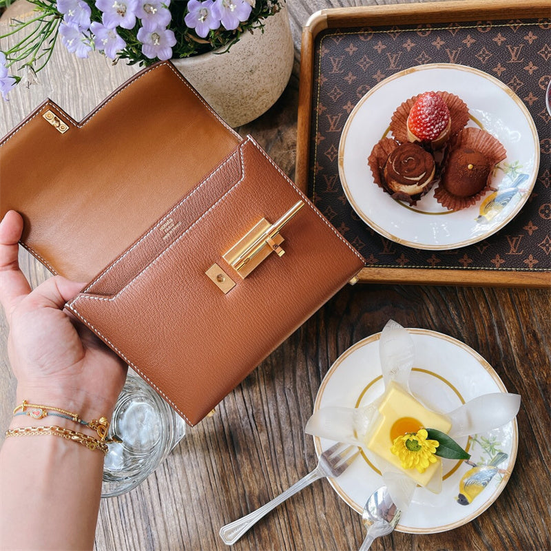  effortless carryall bag styled with outfit