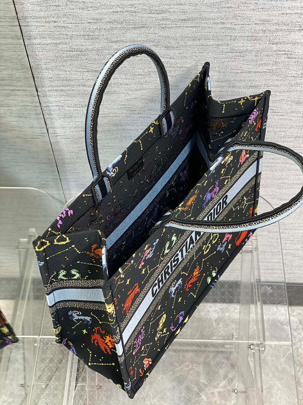 Front view of classic sleek women's handbag – women's everyday handbag