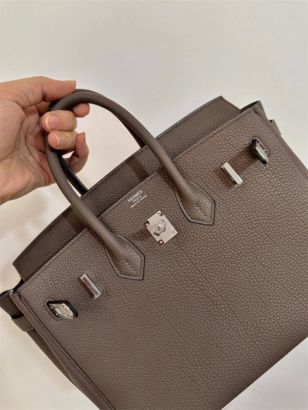  Clean-Lined handbag carried on shoulder 10