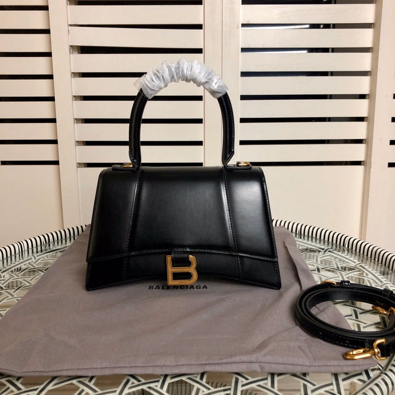 Close-up detail of structured classic women's handbag – women's everyday handbag