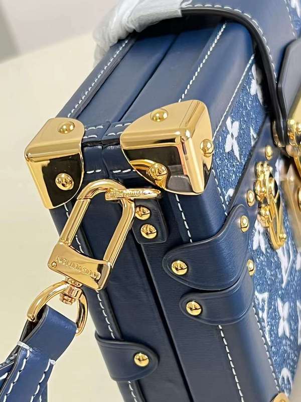 Handle and strap detail of structured premium women's handbag – women's designer-style accessory