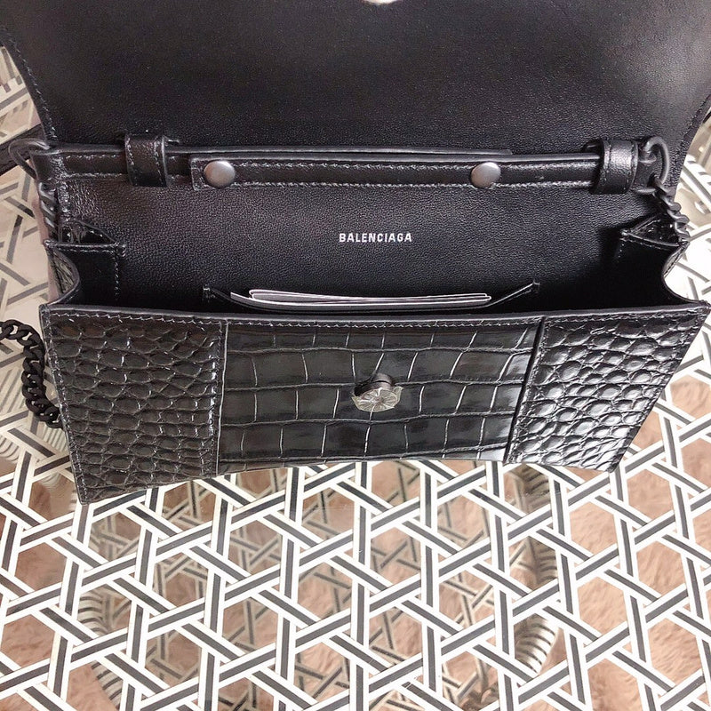 Side profile of chic classic women's handbag – women's luxury accessory