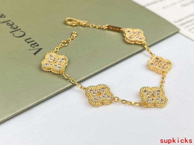 Angled view of Van Cleef & Arpels unisex jewelry piece