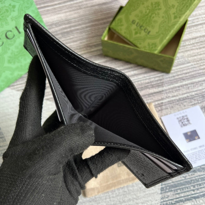Side profile of polished modern women's handbag – women's designer-style accessory