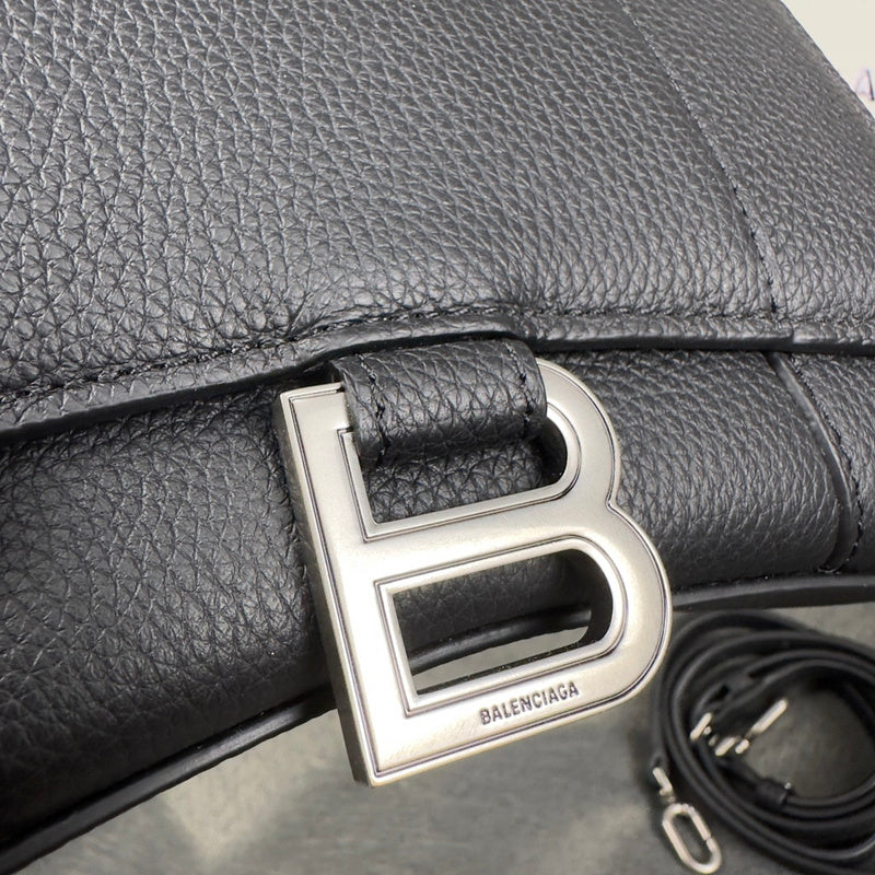 Zivas Charm Chic Craftsmanship Statement Handbag (Polished Everyday Piece) – Close-Up Detail