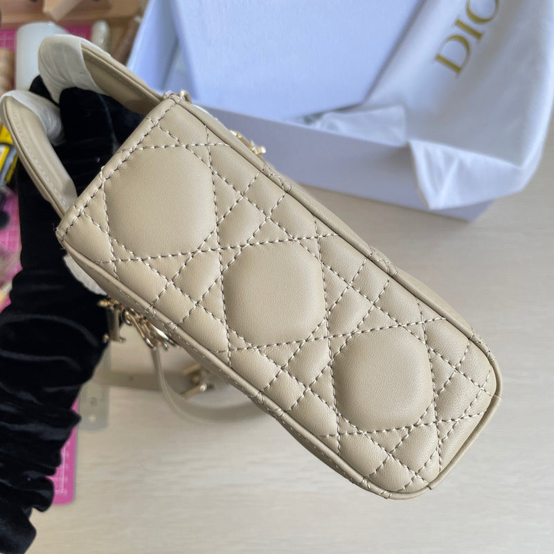 Handle and strap detail of chic modern women's handbag – women's statement bag