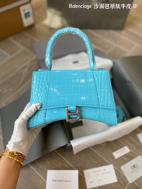 Ziva's Charm handbag – detail view (one versatile size)