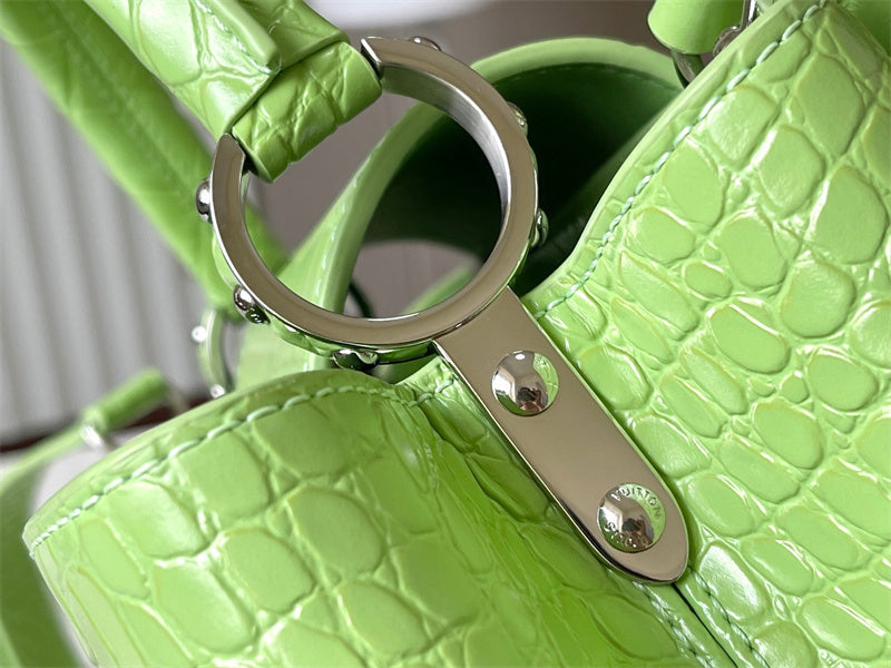  timeless everyday bag styled with outfit