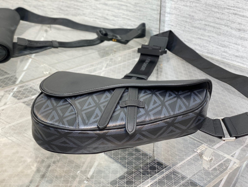 Handle and strap detail of signature modern women's handbag – women's luxury accessory