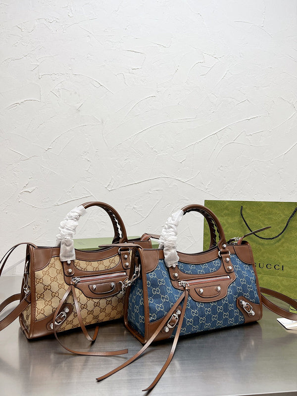 Ziva's Charm handbag – front view (one versatile size)