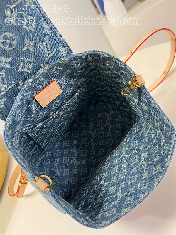  crossbody bag interior and compartment view 9