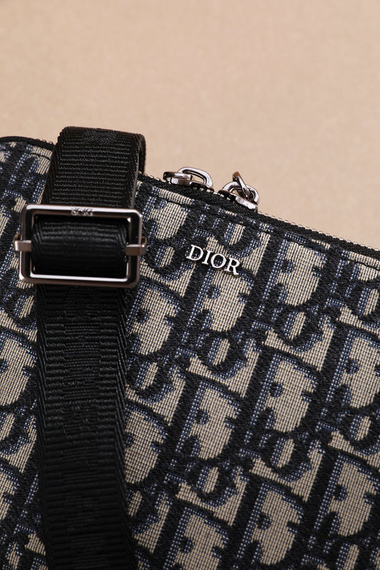 Handle and strap detail of signature statement women's handbag – women's premium purse