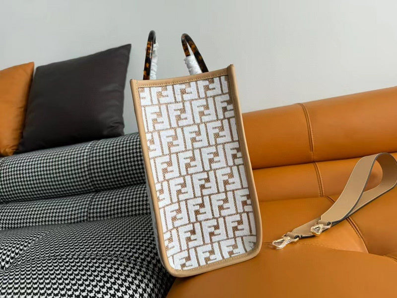 Ziva's Charm handbag – close-up view (36cm*17cm*31cm)