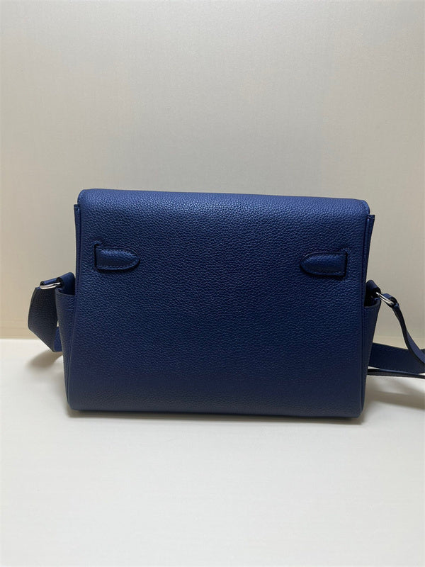  shoulder bag interior and compartment view 21