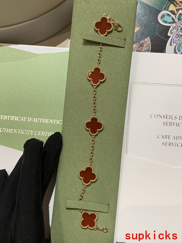 Side view of Van Cleef & Arpels unisex jewelry piece