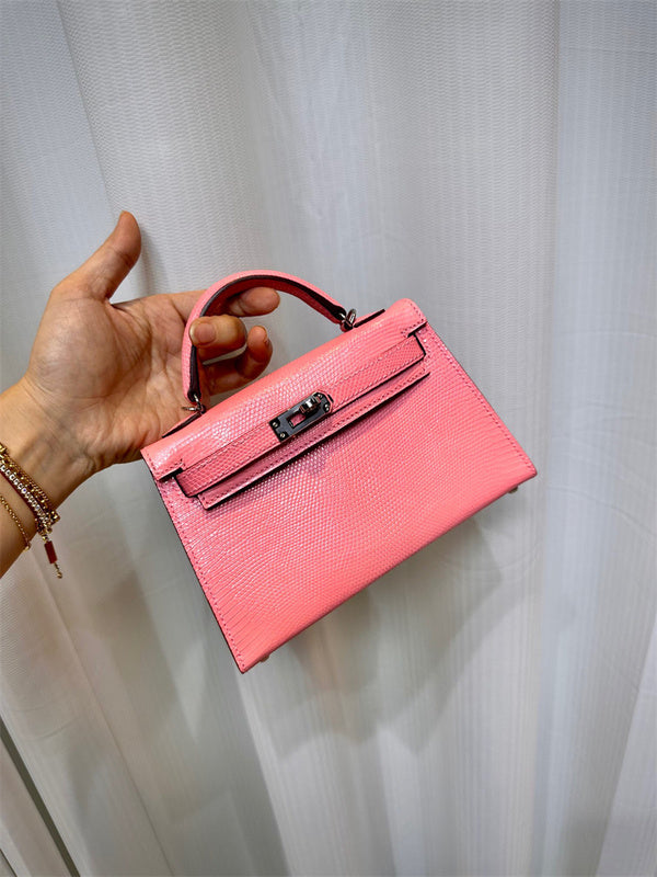  graceful shoulder bag styled with outfit